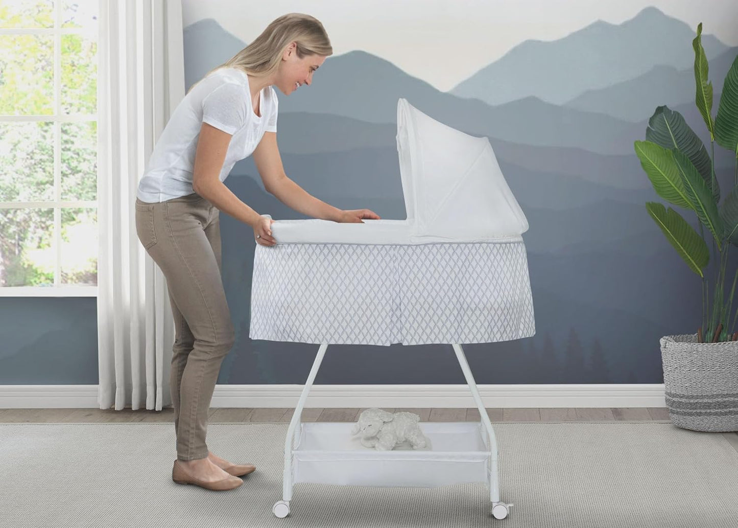 Delta Children Delta Children Deluxe Soothing Dreams Bassinet